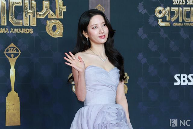 가수 겸 배우 보나(김지연)가 31일 오후 서울 마포구 상암 SBS 프리즘 타워에서 열린 ‘2025 SBS 연기대상’ 레드카펫에서 포즈를 취하고 있다. 사진=김규빈 기자