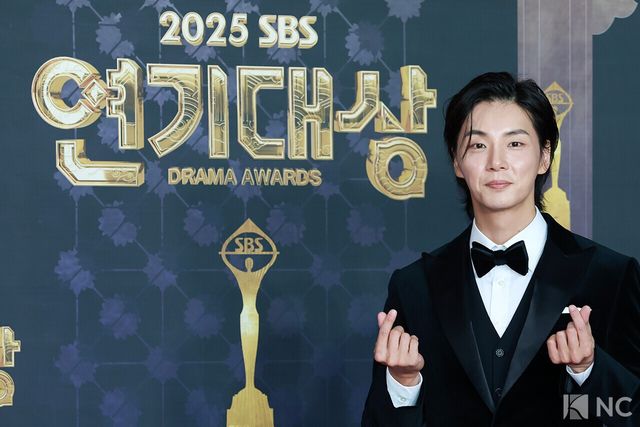 배우 윤시윤이 31일 오후 서울 마포구 상암 SBS 프리즘 타워에서 열린 ‘2025 SBS 연기대상’ 레드카펫에서 포즈를 취하고 있다. 사진=김규빈 기자