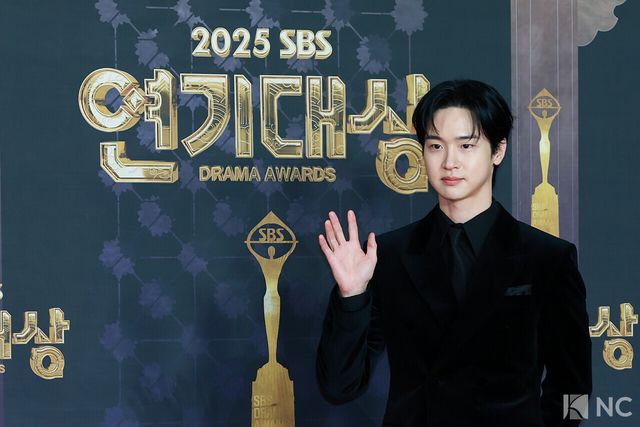 배우 장동윤이 31일 오후 서울 마포구 상암 SBS 프리즘 타워에서 열린 ‘2025 SBS 연기대상’ 레드카펫에서 포즈를 취하고 있다. 사진=김규빈 기자