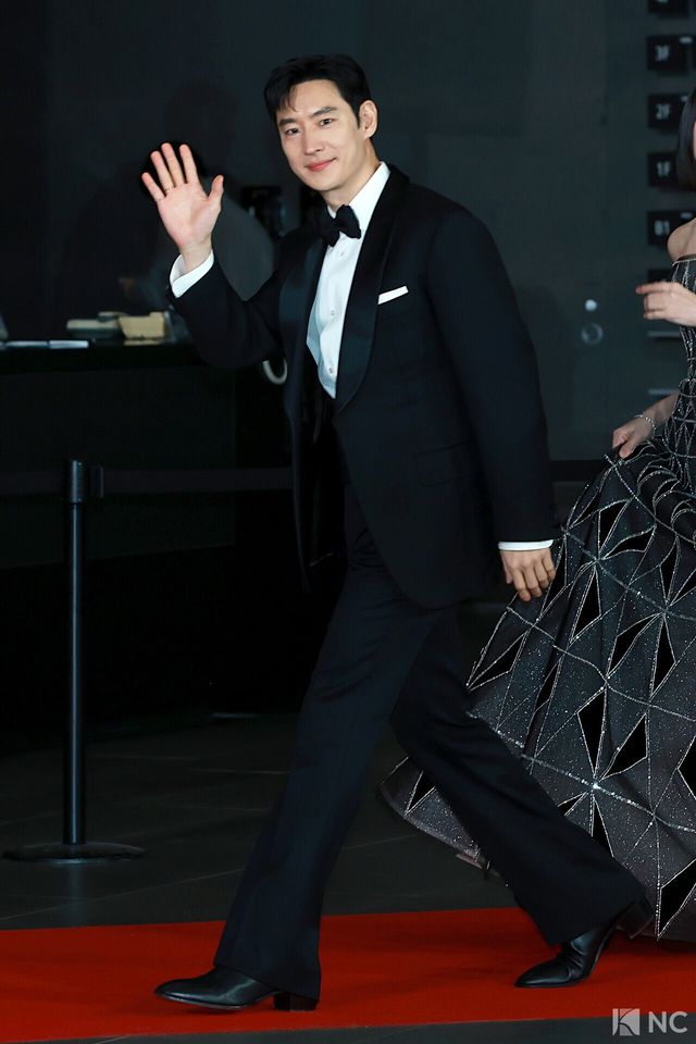 배우 이제훈이 31일 오후 서울 마포구 상암 SBS 프리즘 타워에서 열린 ‘2025 SBS 연기대상’ 레드카펫에서 포즈를 취하고 있다. 사진=김규빈 기자