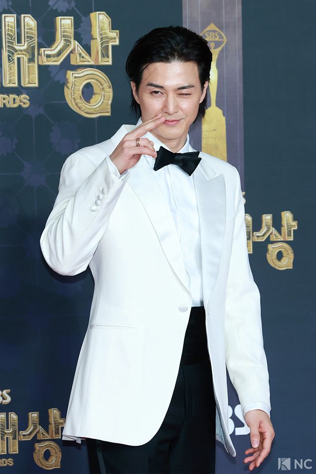 배우 김지훈이 31일 오후 서울 마포구 상암 SBS 프리즘 타워에서 열린 ‘2025 SBS 연기대상’ 레드카펫에서 포즈를 취하고 있다. 사진=김규빈 기자