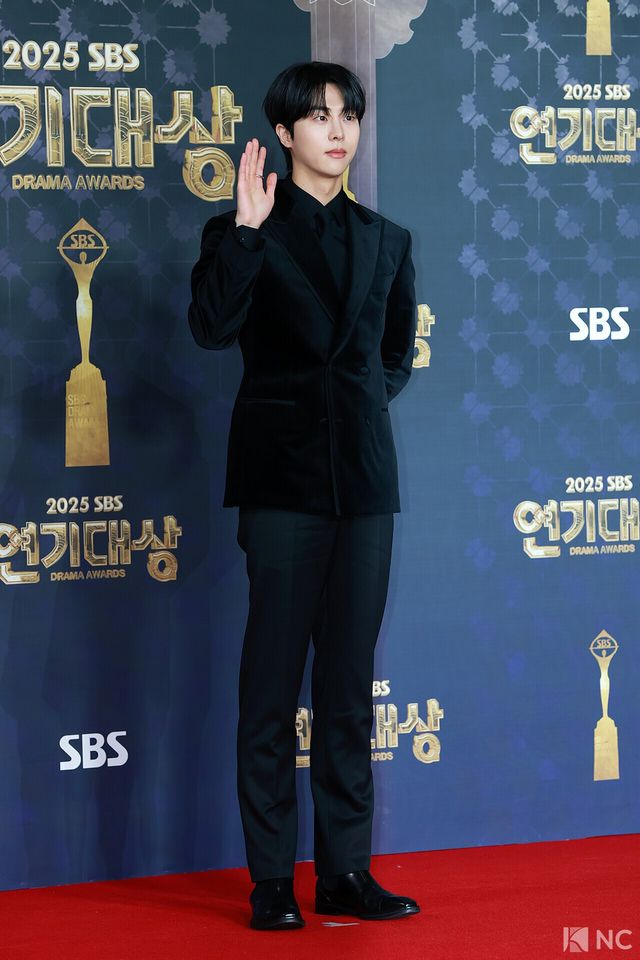 배우 김무준이 31일 오후 서울 마포구 상암 SBS 프리즘 타워에서 열린 ‘2025 SBS 연기대상’ 레드카펫에서 포즈를 취하고 있다. 사진=김규빈 기자