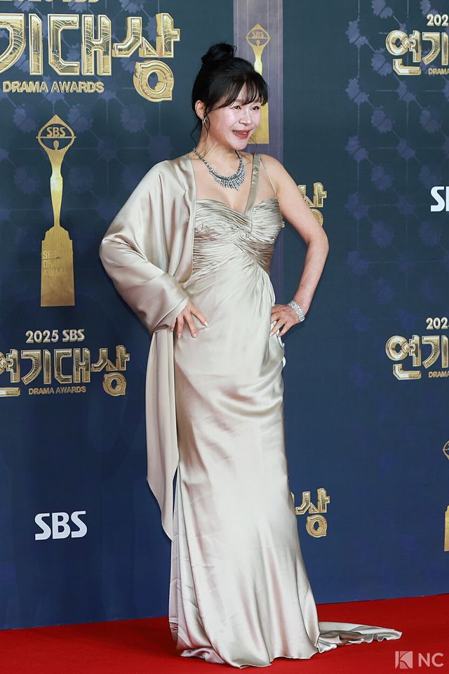 배우 길해연이 31일 오후 서울 마포구 상암 SBS 프리즘 타워에서 열린 ‘2025 SBS 연기대상’ 레드카펫에서 포즈를 취하고 있다. 사진=김규빈 기자