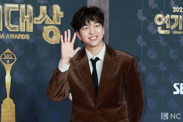 방송인 유재필이 31일 오후 서울 마포구 상암 SBS 프리즘 타워에서 열린 ‘2025 SBS 연기대상’ 레드카펫 진행을 맡았다. 사진=김규빈 기자