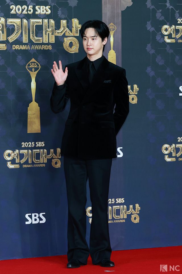 배우 장동윤이 31일 오후 서울 마포구 상암 SBS 프리즘 타워에서 열린 ‘2025 SBS 연기대상’ 레드카펫에서 포즈를 취하고 있다. 사진=김규빈 기자