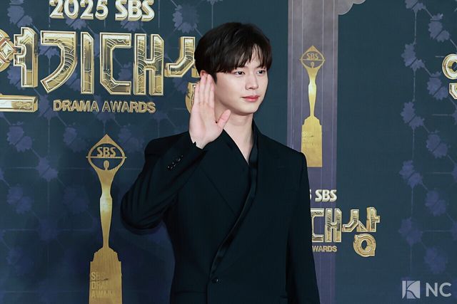 가수 겸 배우 육성재가 31일 오후 서울 마포구 상암 SBS 프리즘 타워에서 열린 ‘2025 SBS 연기대상’ 레드카펫에서 포즈를 취하고 있다. 사진=김규빈 기자