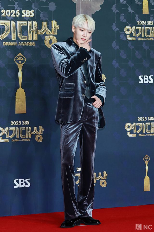 그룹 에이엠피(AxMxP) 겸 배우 하유준이&nbsp;31일 오후 서울 마포구 상암 SBS 프리즘 타워에서 열린 ‘2025 SBS 연기대상’ 레드카펫에서 포즈를 취하고 있다.&nbsp;사진=김규빈 기자