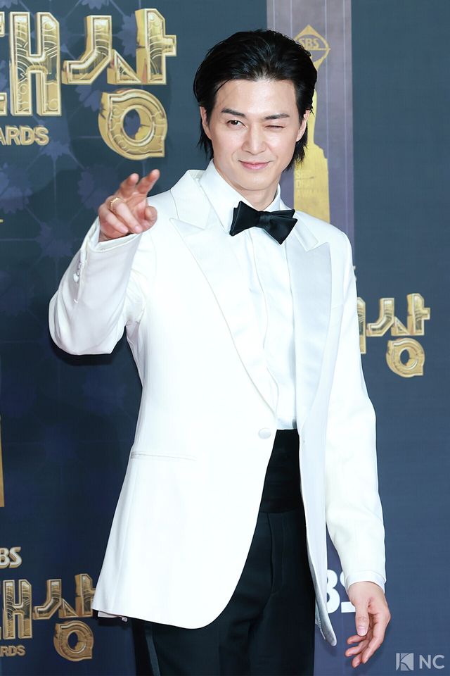 배우 김지훈이 31일 오후 서울 마포구 상암 SBS 프리즘 타워에서 열린 ‘2025 SBS 연기대상’ 레드카펫에서 포즈를 취하고 있다. 사진=김규빈 기자