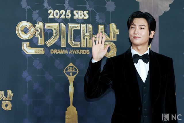 배우 박형식이 31일 오후 서울 마포구 상암 SBS 프리즘 타워에서 열린 ‘2025 SBS 연기대상’ 레드카펫에서 포즈를 취하고 있다. 사진=김규빈 기자