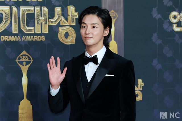 배우 윤시윤이 31일 오후 서울 마포구 상암 SBS 프리즘 타워에서 열린 ‘2025 SBS 연기대상’ 레드카펫에서 포즈를 취하고 있다. 사진=김규빈 기자