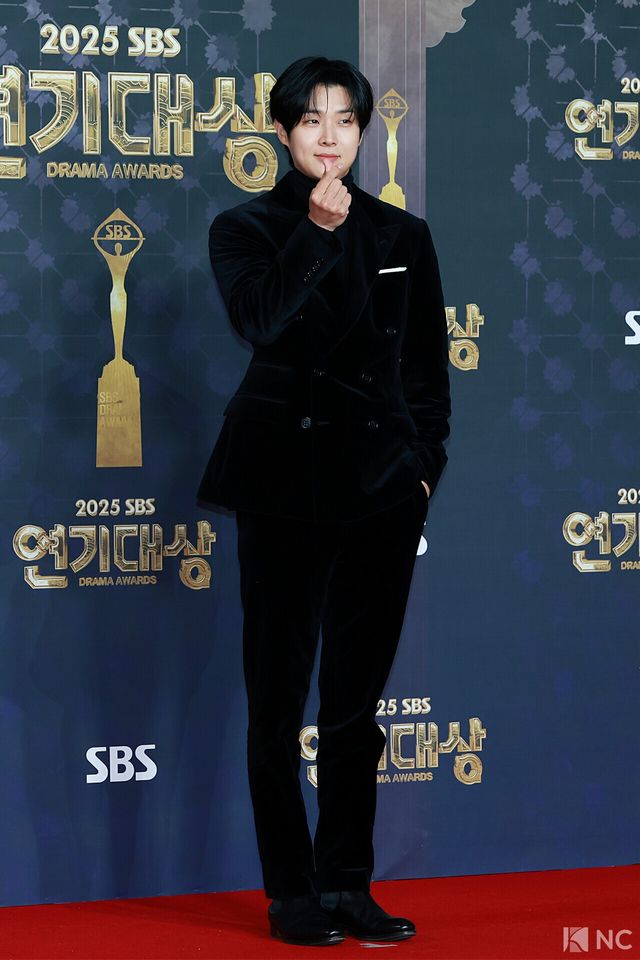 배우 최우식이 31일 오후 서울 마포구 상암 SBS 프리즘 타워에서 열린 ‘2025 SBS 연기대상’ 레드카펫에서 포즈를 취하고 있다. 사진=김규빈 기자