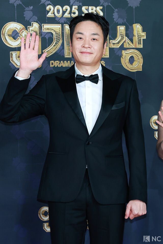 배우 이성욱이 31일 오후 서울 마포구 상암 SBS 프리즘 타워에서 열린 ‘2025 SBS 연기대상’ 레드카펫에서 포즈를 취하고 있다. 사진=김규빈 기자