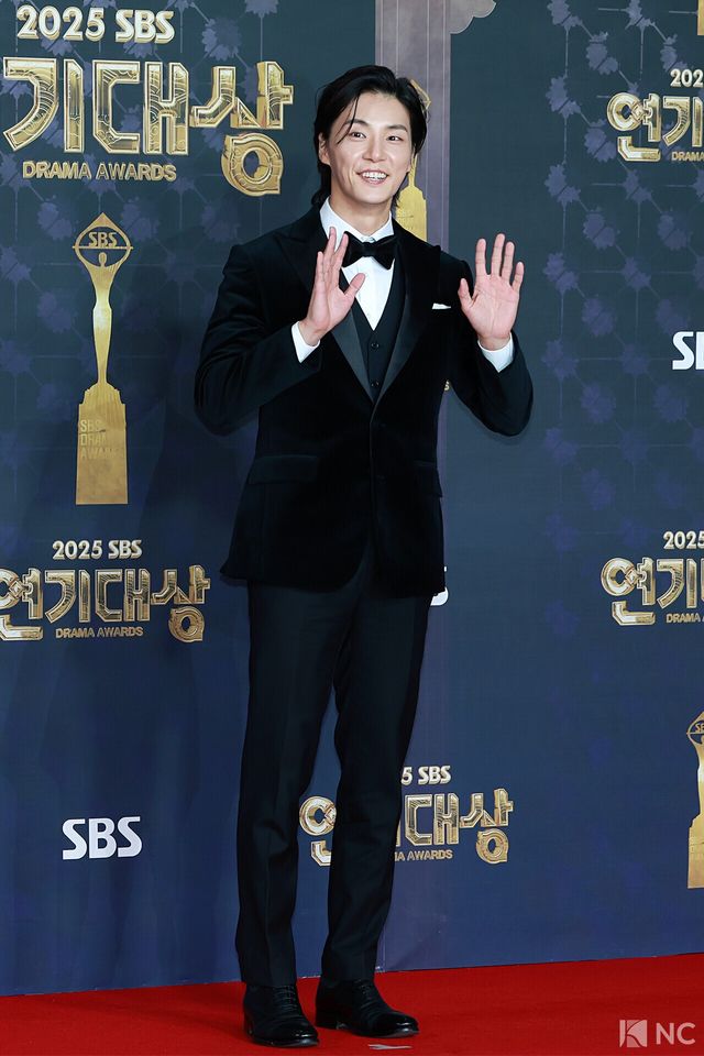 배우 윤시윤이 31일 오후 서울 마포구 상암 SBS 프리즘 타워에서 열린 ‘2025 SBS 연기대상’ 레드카펫에서 포즈를 취하고 있다. 사진=김규빈 기자