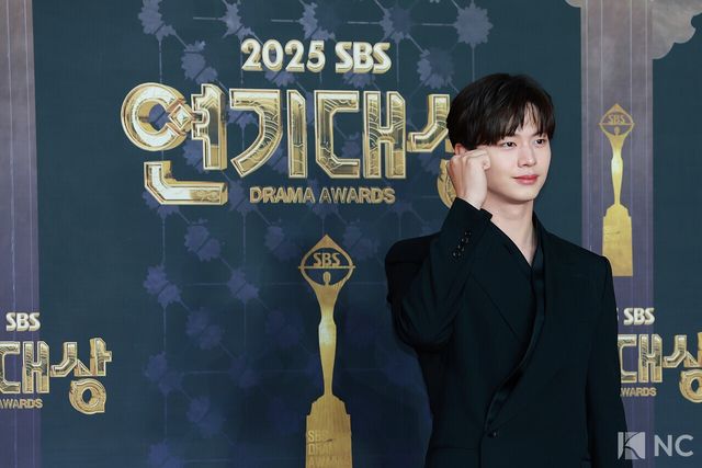 가수 겸 배우 육성재가 31일 오후 서울 마포구 상암 SBS 프리즘 타워에서 열린 ‘2025 SBS 연기대상’ 레드카펫에서 포즈를 취하고 있다. 사진=김규빈 기자