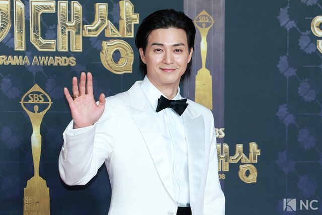 배우 김지훈이 31일 오후 서울 마포구 상암 SBS 프리즘 타워에서 열린 ‘2025 SBS 연기대상’ 레드카펫에서 포즈를 취하고 있다. 사진=김규빈 기자