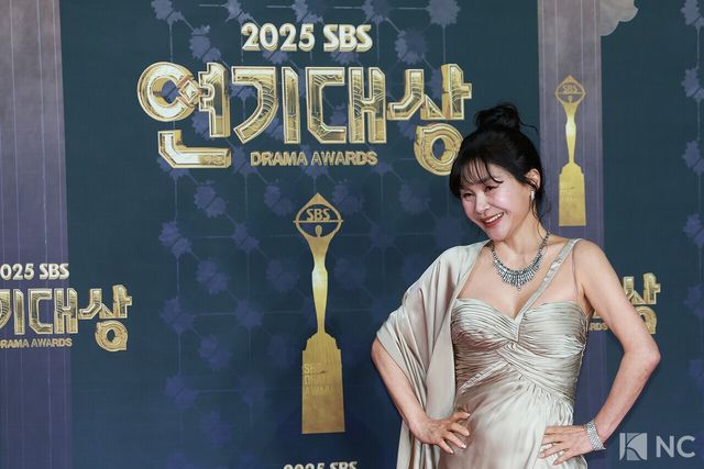 배우 길해연이 31일 오후 서울 마포구 상암 SBS 프리즘 타워에서 열린 ‘2025 SBS 연기대상’ 레드카펫에서 포즈를 취하고 있다. 사진=김규빈 기자