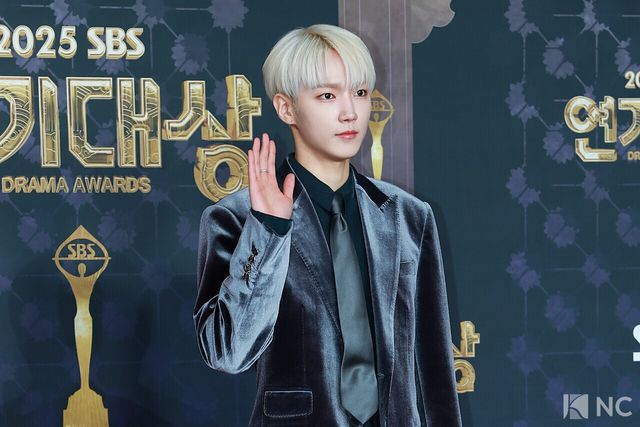 그룹 에이엠피(AxMxP) 겸 배우 하유준이&nbsp;31일 오후 서울 마포구 상암 SBS 프리즘 타워에서 열린 ‘2025 SBS 연기대상’ 레드카펫에서 포즈를 취하고 있다.&nbsp;사진=김규빈 기자