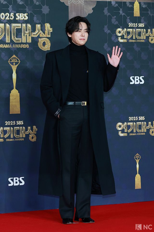 배우 김도훈이 31일 오후 서울 마포구 상암 SBS 프리즘 타워에서 열린 ‘2025 SBS 연기대상’ 레드카펫에서 포즈를 취하고 있다. 사진=김규빈 기자