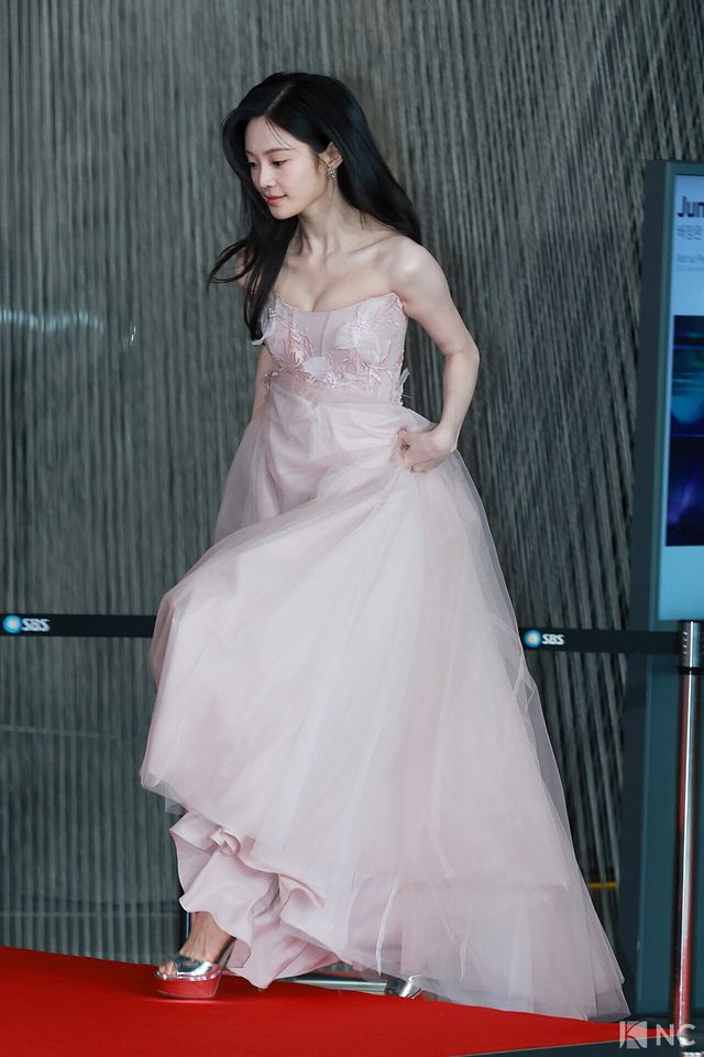 배우 우다비가 31일 오후 서울 마포구 상암 SBS 프리즘 타워에서 열린 ‘2025 SBS 연기대상’ 레드카펫에서 포즈를 취하고 있다. 사진=김규빈 기자