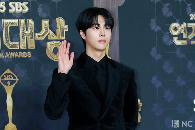 배우 김무준이 31일 오후 서울 마포구 상암 SBS 프리즘 타워에서 열린 ‘2025 SBS 연기대상’ 레드카펫에서 포즈를 취하고 있다. 사진=김규빈 기자