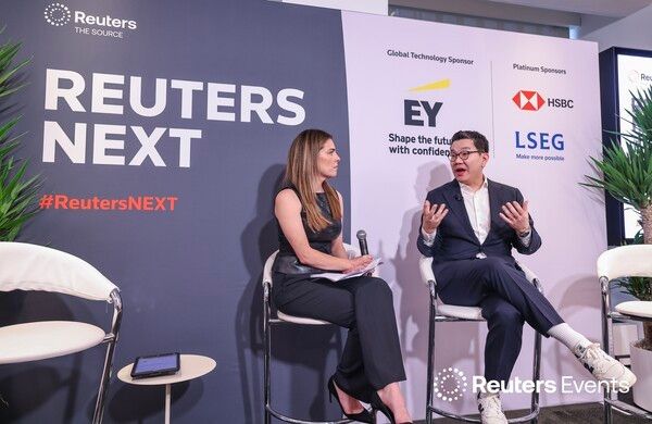 4일 오후(현지시간) 미국 뉴욕에서 열린 글로벌 포럼 '로이터 넥스트(Reuters NEXT)'에 연사로 참여한 최준원 위버스컴퍼니 대표(우), 킴 비넬(Kim Vinnell) 로이터 시니어 기자(좌). 사진=위버스컴퍼니, 로이터