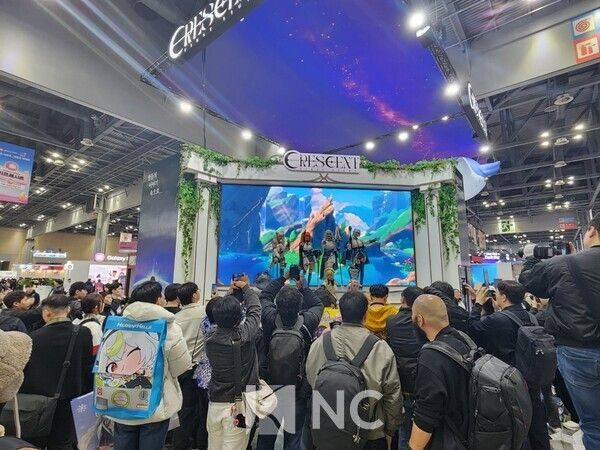 'AGF 2025'에 선보인 에이블게임즈의 서브컬처 RPG '크레센트' 무대 모습. 별도 마련된 부스에서 게임 속 캐릭터로 분한 코스플레이어들을 만날 수 있다. 사진=뉴스컬처