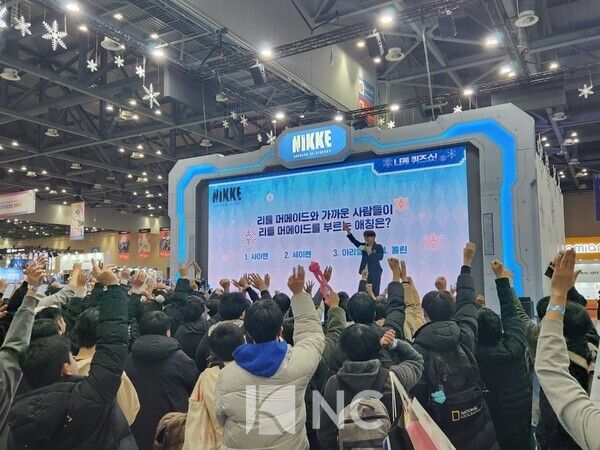 5일 일산 킨텍스에서 개막한 'AGF 2025'에서 RPG게임 '니케' 무대 현장. 주최측은 퀴즈쇼, 미니콘서트, 코스프레 런웨이, 개발진과 미니게임 한 판 등 다양한 무대를 선보인다. 사진=뉴스컬처