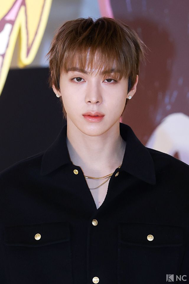 그룹 올데이프로젝트(ALLDAY PROJECT) 우찬이 8일 오전 서울 성동구 모처에서 열린 첫 EP ‘올데이 프로젝트)ALLDAY PROJECT)’ 발매 기념 팝업 스토어 포토콜에서 포즈를 취하고 있다. 사진=김규빈 기자