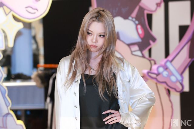 그룹 올데이프로젝트(ALLDAY PROJECT) 베일리가 8일 오전 서울 성동구 모처에서 열린 첫 EP ‘올데이 프로젝트)ALLDAY PROJECT)’ 발매 기념 팝업 스토어 포토콜에서 포즈를 취하고 있다. 사진=김규빈 기자