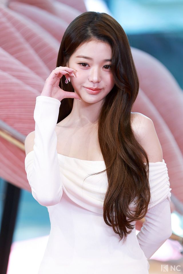 그룹 아이브(IVE) 장원영이 8일 오전 서울 성동구 모처에서 열린 한 뷰티 브랜드의 팝업 스토어 오픈 기념 포토콜에서 포즈를 취하고 있다. 사진=김규빈 기자