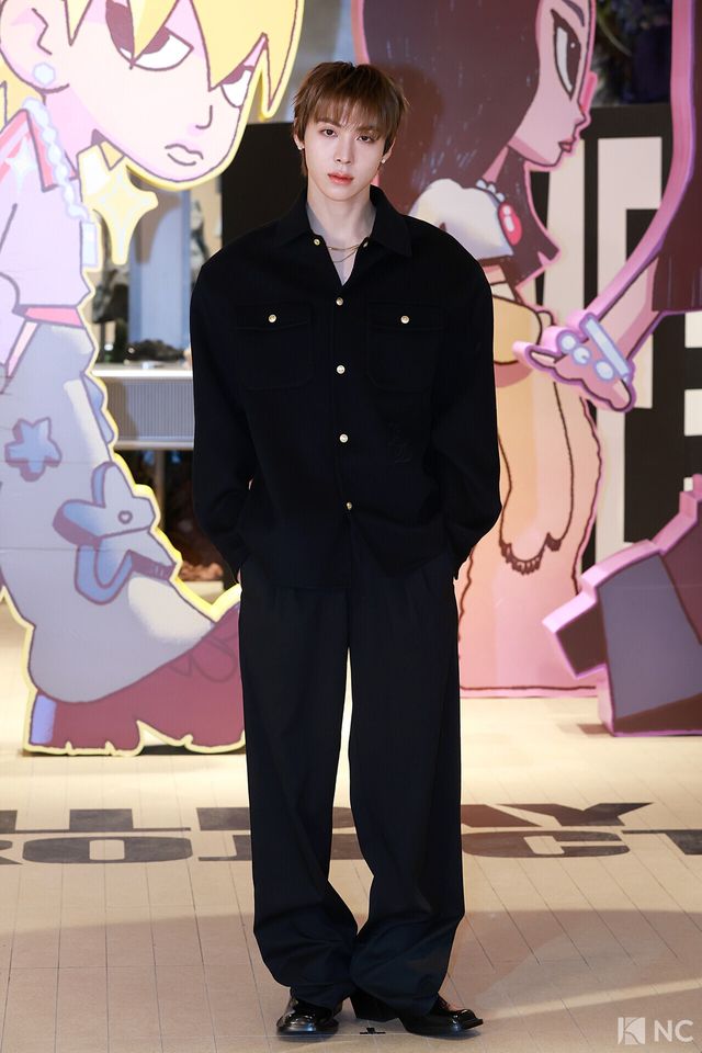 그룹 올데이프로젝트(ALLDAY PROJECT) 우찬이 8일 오전 서울 성동구 모처에서 열린 첫 EP ‘올데이 프로젝트)ALLDAY PROJECT)’ 발매 기념 팝업 스토어 포토콜에서 포즈를 취하고 있다. 사진=김규빈 기자