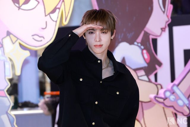 그룹 올데이프로젝트(ALLDAY PROJECT) 우찬이 8일 오전 서울 성동구 모처에서 열린 첫 EP ‘올데이 프로젝트)ALLDAY PROJECT)’ 발매 기념 팝업 스토어 포토콜에서 포즈를 취하고 있다. 사진=김규빈 기자