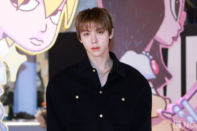 그룹 올데이프로젝트(ALLDAY PROJECT) 우찬이 8일 오전 서울 성동구 모처에서 열린 첫 EP ‘올데이 프로젝트)ALLDAY PROJECT)’ 발매 기념 팝업 스토어 포토콜에서 포즈를 취하고 있다. 사진=김규빈 기자