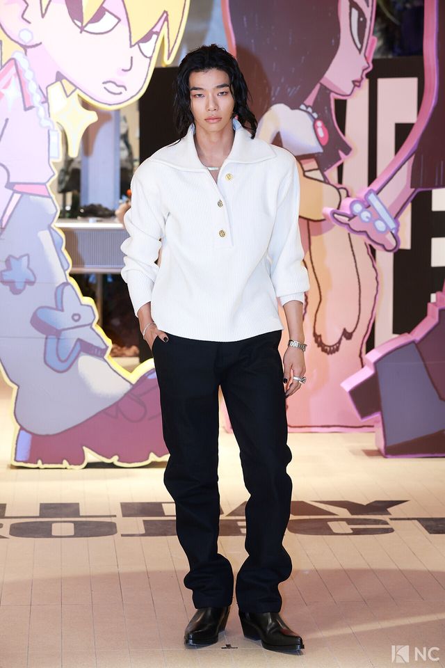 그룹 올데이프로젝트(ALLDAY PROJECT) 타잔이 8일 오전 서울 성동구 모처에서 열린 첫 EP ‘올데이 프로젝트)ALLDAY PROJECT)’ 발매 기념 팝업 스토어 포토콜에서 포즈를 취하고 있다. 사진=김규빈 기자