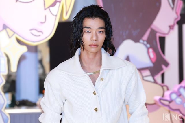 그룹 올데이프로젝트(ALLDAY PROJECT) 타잔이 8일 오전 서울 성동구 모처에서 열린 첫 EP ‘올데이 프로젝트)ALLDAY PROJECT)’ 발매 기념 팝업 스토어 포토콜에서 포즈를 취하고 있다. 사진=김규빈 기자