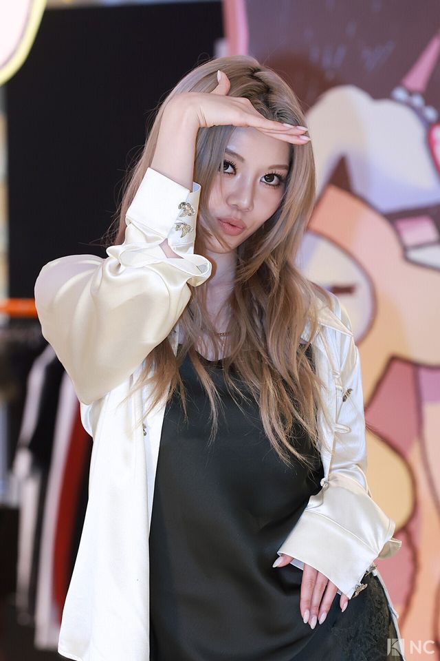 그룹 올데이프로젝트(ALLDAY PROJECT) 베일리가 8일 오전 서울 성동구 모처에서 열린 첫 EP ‘올데이 프로젝트)ALLDAY PROJECT)’ 발매 기념 팝업 스토어 포토콜에서 포즈를 취하고 있다. 사진=김규빈 기자