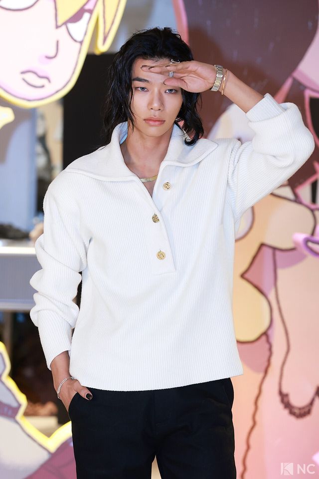 그룹 올데이프로젝트(ALLDAY PROJECT) 타잔이 8일 오전 서울 성동구 모처에서 열린 첫 EP ‘올데이 프로젝트)ALLDAY PROJECT)’ 발매 기념 팝업 스토어 포토콜에서 포즈를 취하고 있다. 사진=김규빈 기자