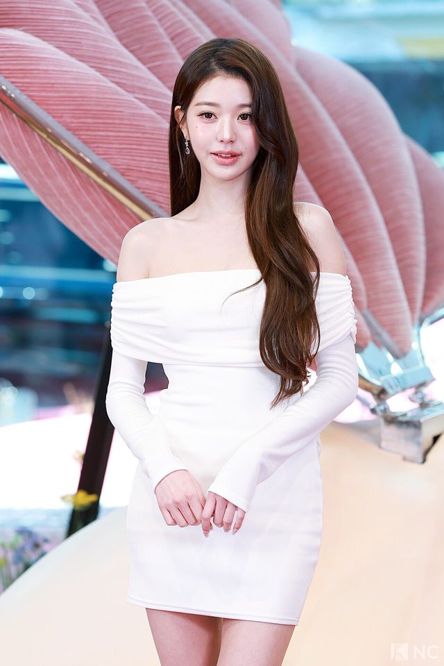 그룹 아이브(IVE) 장원영이 8일 오전 서울 성동구 모처에서 열린 한 뷰티 브랜드의 팝업 스토어 오픈 기념 포토콜에서 포즈를 취하고 있다. 사진=김규빈 기자