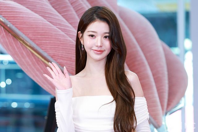 그룹 아이브(IVE) 장원영이 8일 오전 서울 성동구 모처에서 열린 한 뷰티 브랜드의 팝업 스토어 오픈 기념 포토콜에서 포즈를 취하고 있다. 사진=김규빈 기자