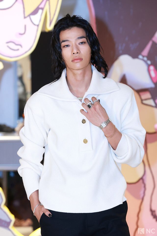 그룹 올데이프로젝트(ALLDAY PROJECT) 타잔이 8일 오전 서울 성동구 모처에서 열린 첫 EP ‘올데이 프로젝트)ALLDAY PROJECT)’ 발매 기념 팝업 스토어 포토콜에서 포즈를 취하고 있다. 사진=김규빈 기자