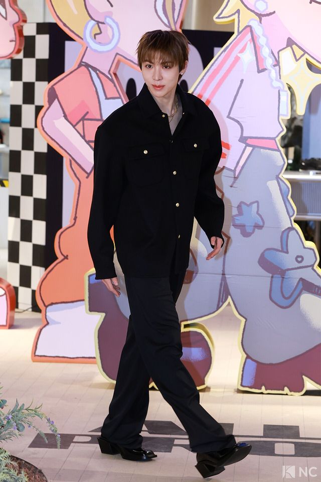 그룹 올데이프로젝트(ALLDAY PROJECT) 우찬이 8일 오전 서울 성동구 모처에서 열린 첫 EP ‘올데이 프로젝트)ALLDAY PROJECT)’ 발매 기념 팝업 스토어 포토콜에서 포즈를 취하고 있다.