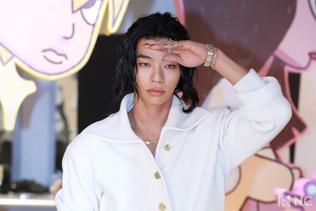 그룹 올데이프로젝트(ALLDAY PROJECT) 타잔이 8일 오전 서울 성동구 모처에서 열린 첫 EP ‘올데이 프로젝트)ALLDAY PROJECT)’ 발매 기념 팝업 스토어 포토콜에서 포즈를 취하고 있다. 사진=김규빈 기자