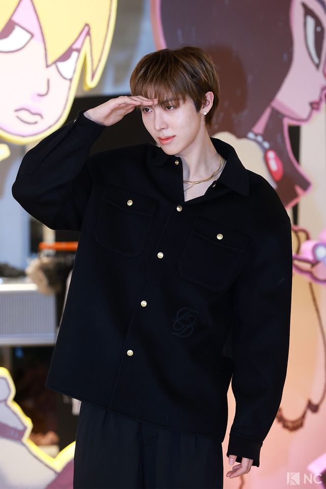 그룹 올데이프로젝트(ALLDAY PROJECT) 우찬이 8일 오전 서울 성동구 모처에서 열린 첫 EP ‘올데이 프로젝트)ALLDAY PROJECT)’ 발매 기념 팝업 스토어 포토콜에서 포즈를 취하고 있다. 사진=김규빈 기자