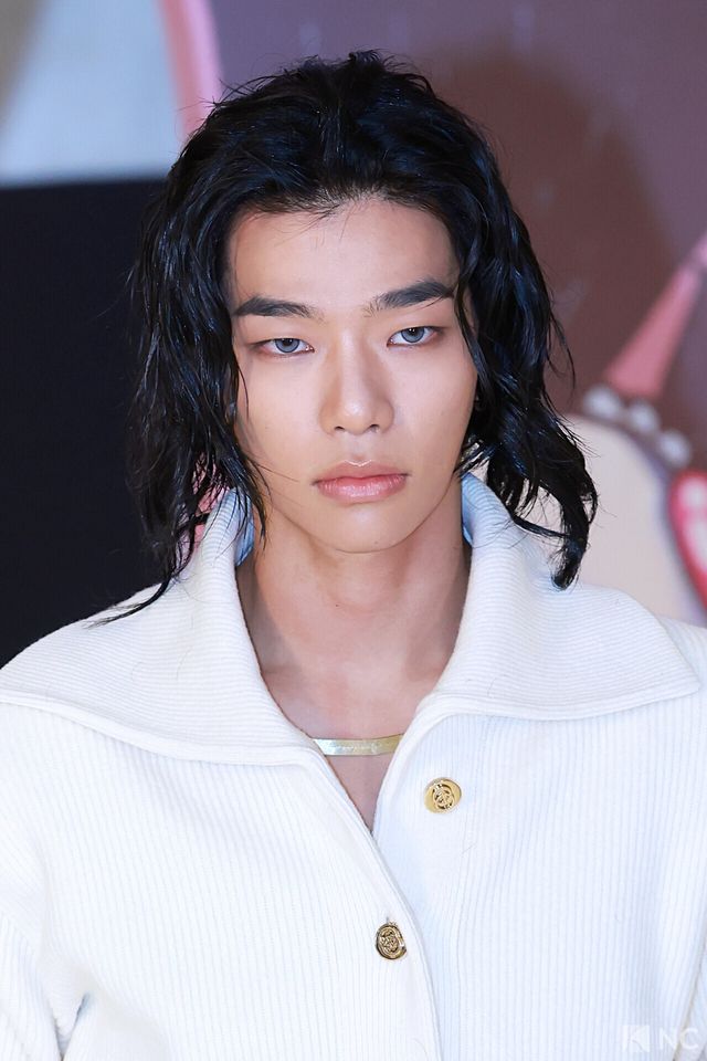 그룹 올데이프로젝트(ALLDAY PROJECT) 타잔이 8일 오전 서울 성동구 모처에서 열린 첫 EP ‘올데이 프로젝트)ALLDAY PROJECT)’ 발매 기념 팝업 스토어 포토콜에서 포즈를 취하고 있다. 사진=김규빈 기자