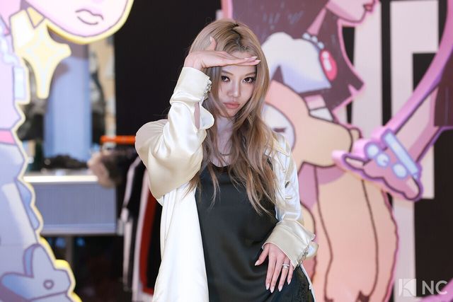 그룹 올데이프로젝트(ALLDAY PROJECT) 베일리가 8일 오전 서울 성동구 모처에서 열린 첫 EP ‘올데이 프로젝트)ALLDAY PROJECT)’ 발매 기념 팝업 스토어 포토콜에서 포즈를 취하고 있다. 사진=김규빈 기자