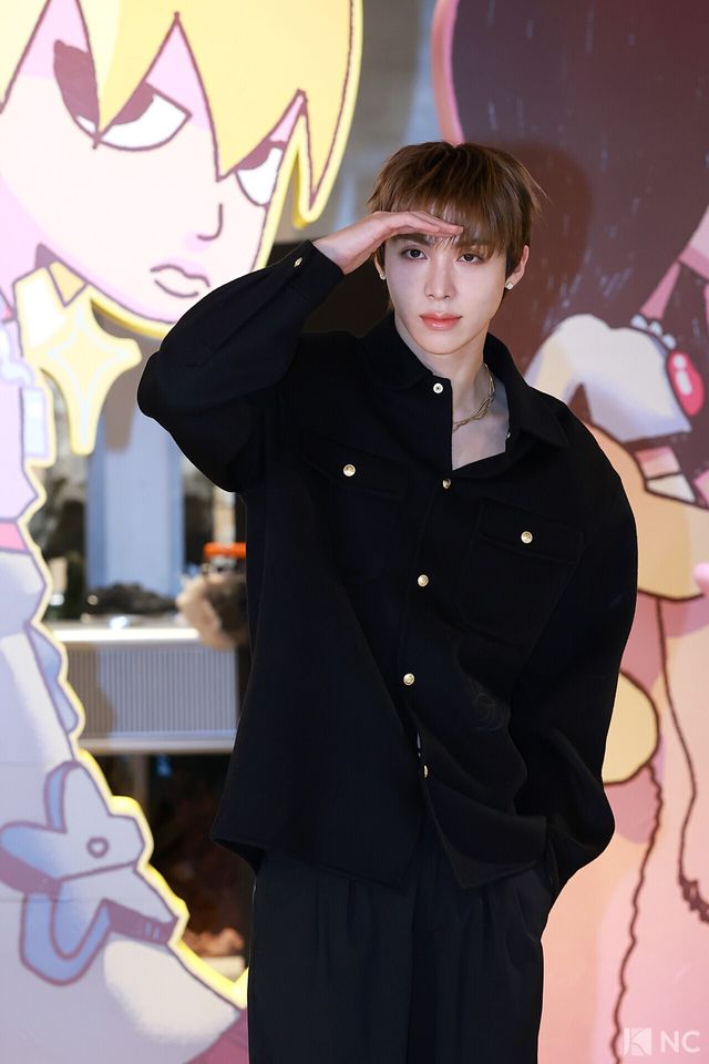 그룹 올데이프로젝트(ALLDAY PROJECT) 우찬이 8일 오전 서울 성동구 모처에서 열린 첫 EP ‘올데이 프로젝트)ALLDAY PROJECT)’ 발매 기념 팝업 스토어 포토콜에서 포즈를 취하고 있다. 사진=김규빈 기자