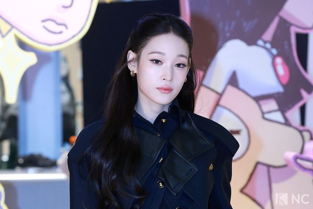 그룹 올데이프로젝트(ALLDAY PROJECT) 애니가 8일 오전 서울 성동구 모처에서 열린 첫 EP ‘올데이 프로젝트)ALLDAY PROJECT)’ 발매 기념 팝업 스토어 포토콜에서 포즈를 취하고 있다. 사진=김규빈 기자