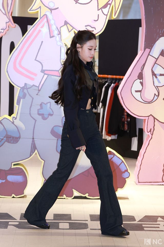 그룹 올데이프로젝트(ALLDAY PROJECT) 애니가 8일 오전 서울 성동구 모처에서 열린 첫 EP ‘올데이 프로젝트)ALLDAY PROJECT)’ 발매 기념 팝업 스토어 포토콜에서 포즈를 취하고 있다. 사진=김규빈 기자