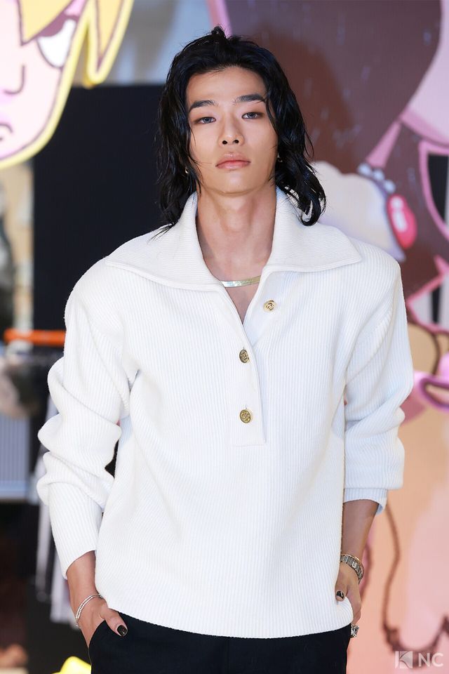 그룹 올데이프로젝트(ALLDAY PROJECT) 타잔이 8일 오전 서울 성동구 모처에서 열린 첫 EP ‘올데이 프로젝트)ALLDAY PROJECT)’ 발매 기념 팝업 스토어 포토콜에서 포즈를 취하고 있다. 사진=김규빈 기자