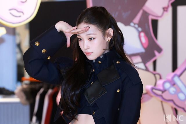 그룹 올데이프로젝트(ALLDAY PROJECT) 애니가 8일 오전 서울 성동구 모처에서 열린 첫 EP ‘올데이 프로젝트)ALLDAY PROJECT)’ 발매 기념 팝업 스토어 포토콜에서 포즈를 취하고 있다. 사진=김규빈 기자